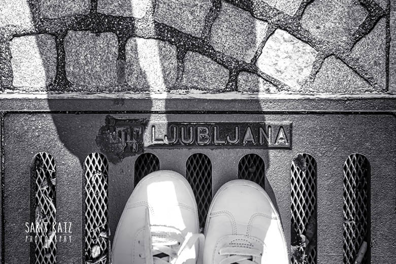 זוג נעליים על המדרכה בלובליאנה, עיר הבירה של סלובניה