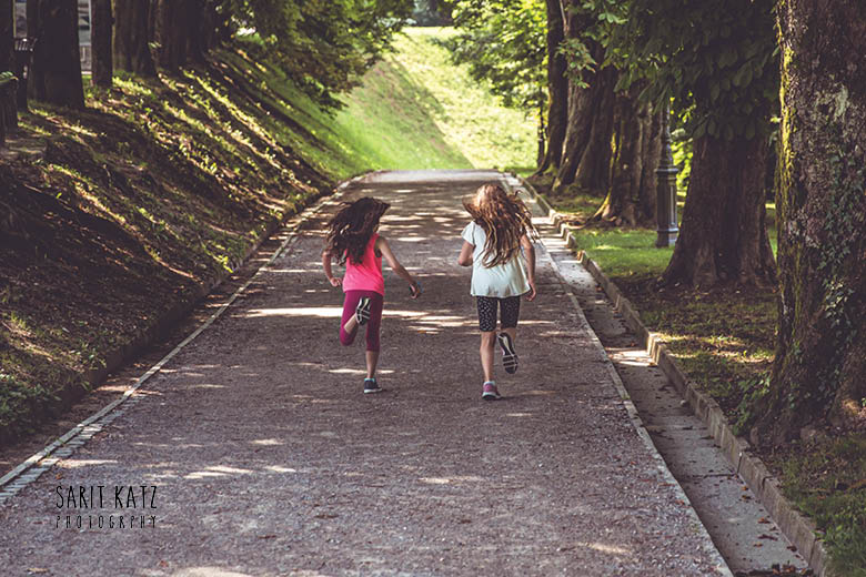 ילדות רצות בשביל בסלובניה