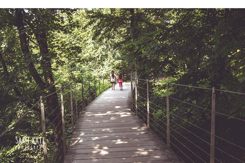 ילדות הולכות בשביל בסלובניה