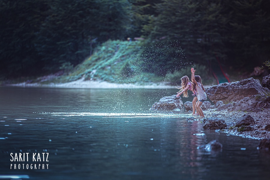 ילדות משחקות ב-Lago del Predil, סלובניה