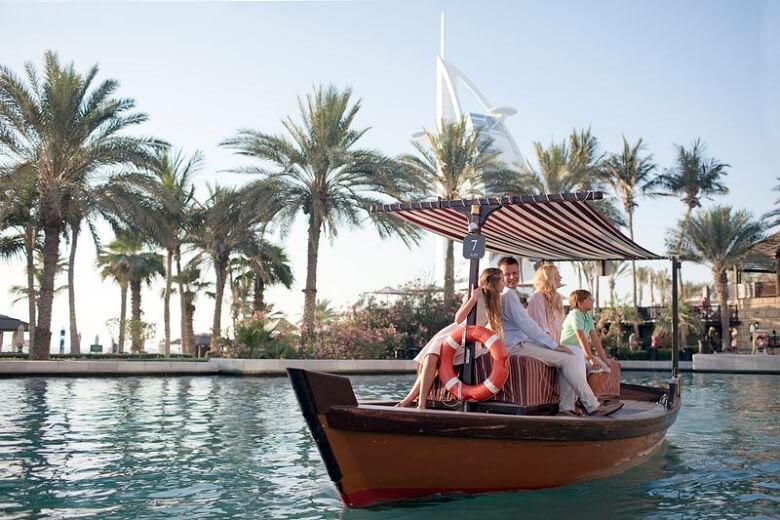 שייט בסירה בדובאי